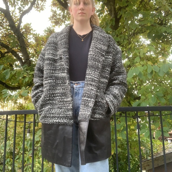 Danier winter cocoon coat sz M with leather trim - Picture 2 of 12